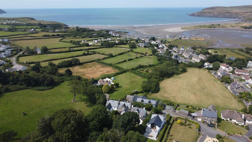 Property photo 2 of 54 Llys Y Coed,, Feidr Ganol Newport, Pembrokeshire, Sa42 0Rr 6.Jpg