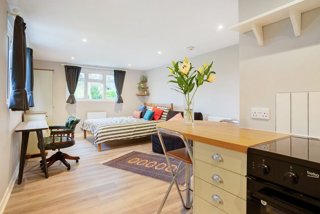 Property photo 1 of 7 Living Space