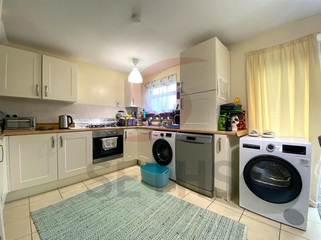 Property photo 3 of 9 Kitchen