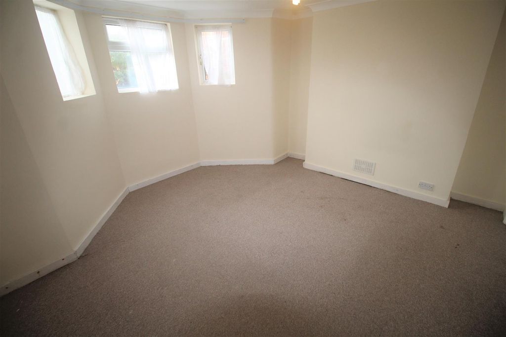 Property photo 2 of 6 Heene F1 Lounge 2.Jpg