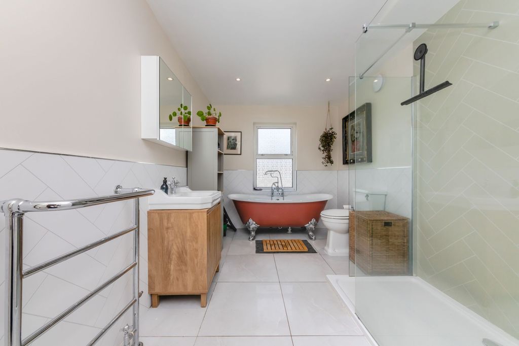 Property photo 3 of 25