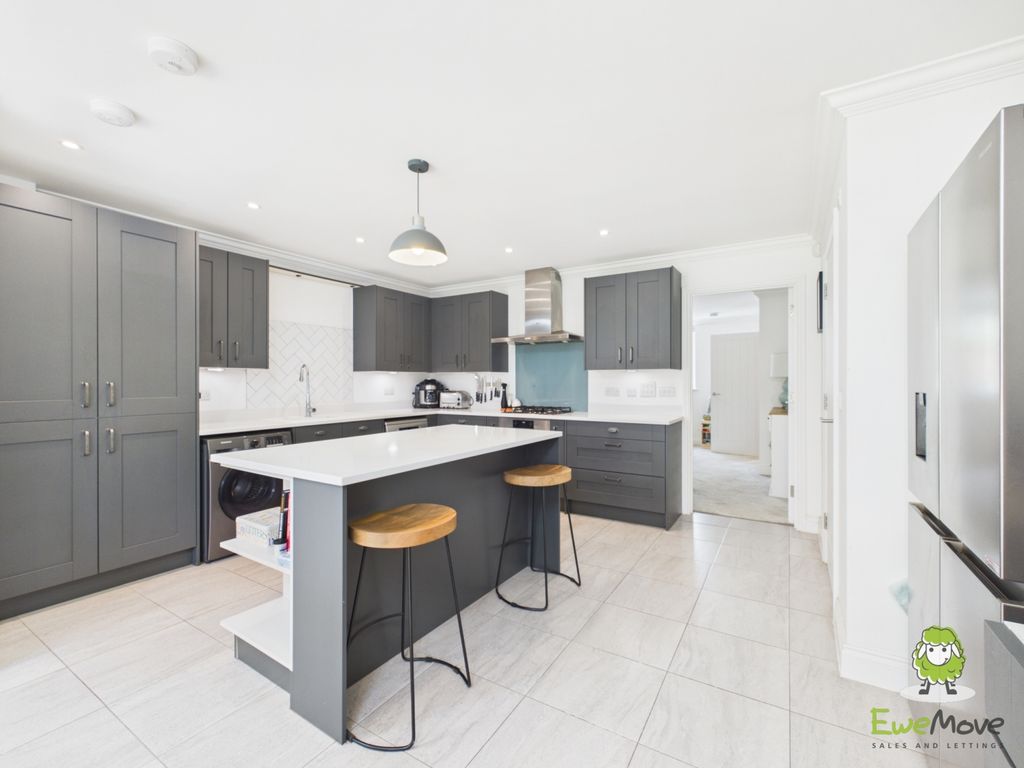 Property photo 3 of 34 Ewemove Estate Agents Basingstoke - 4 Furzelea Way