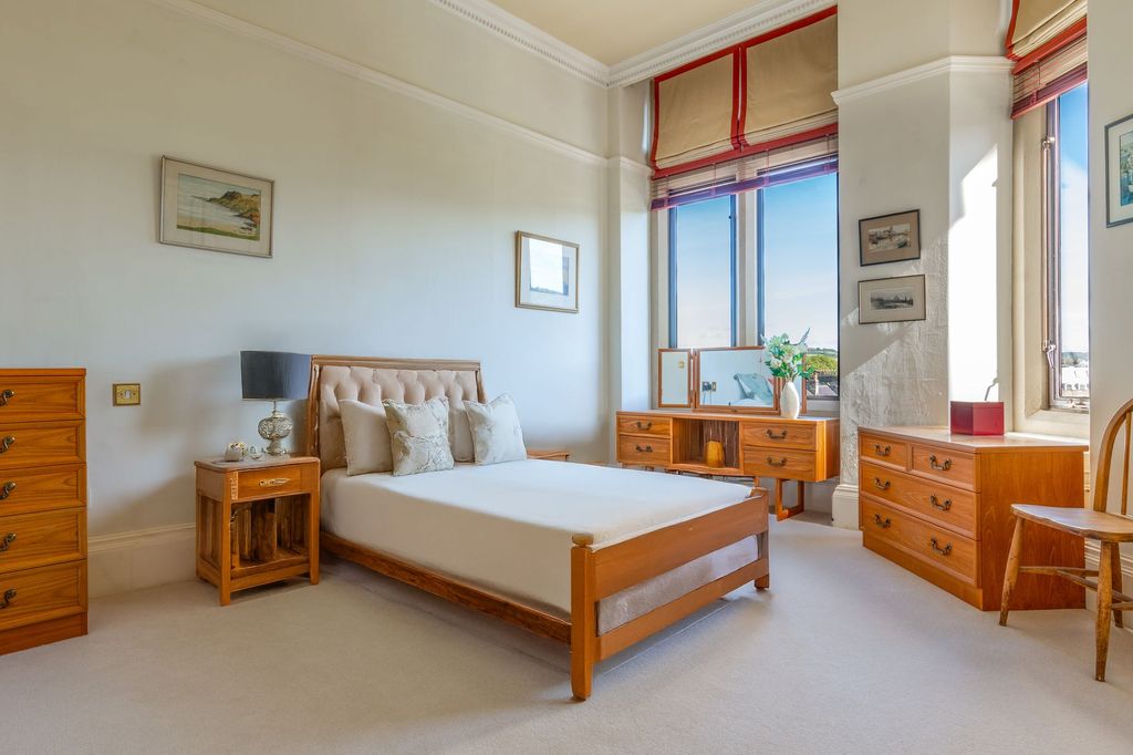 Property photo 2 of 24 Spacious King Size Master Bedroom