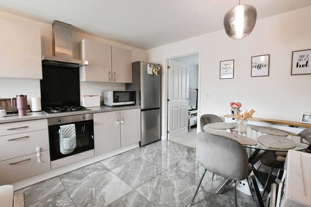 Property photo 2 of 23 Fitted Kitchen