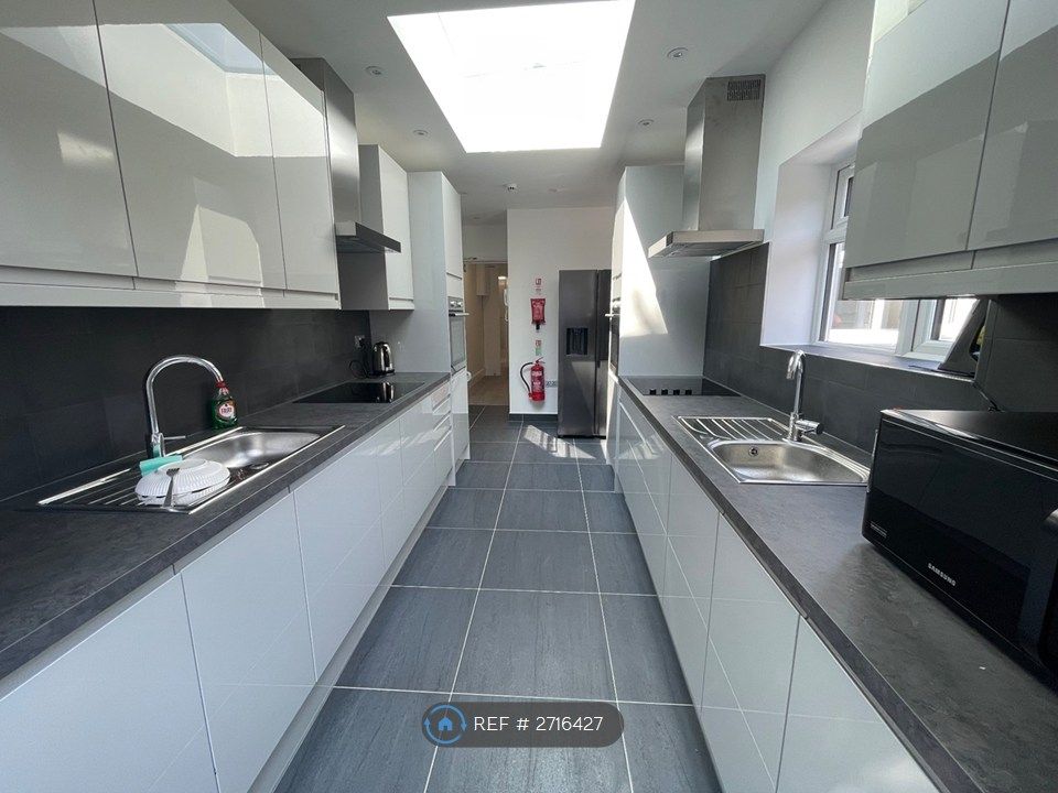 Property photo 3 of 6 Large Modern Kitchen