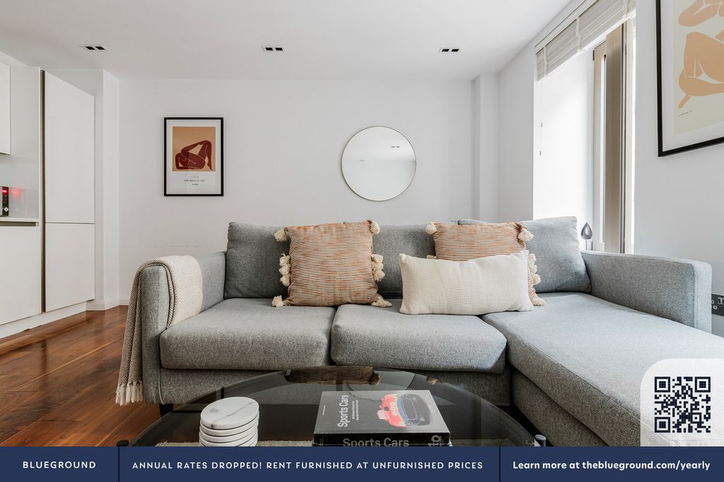 Property photo 3 of 17 Living Room