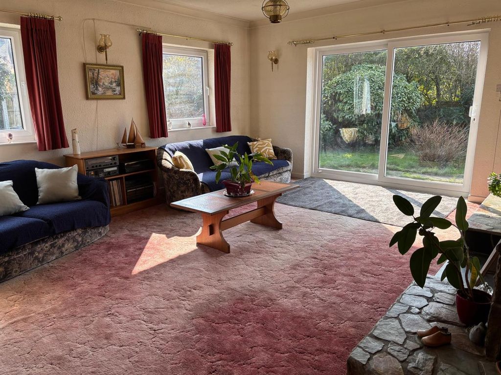 Property photo 2 of 15 Lounge
