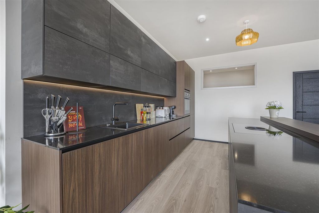 Property photo 3 of 21 A7406529.Jpg