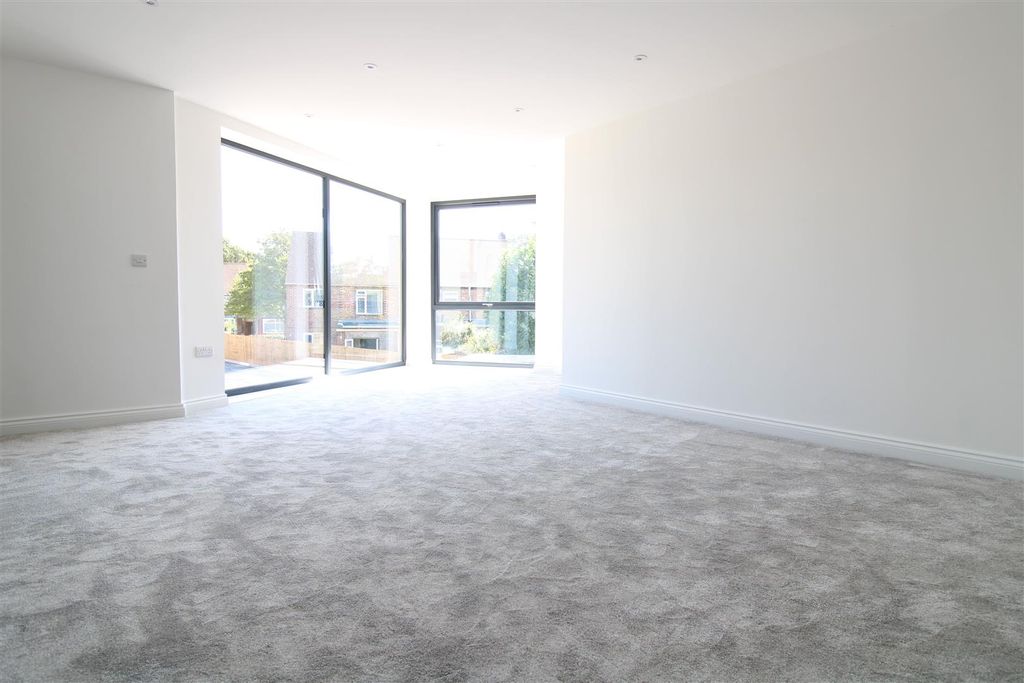 Property photo 3 of 9 Lounge (Alto Id: 195654448)