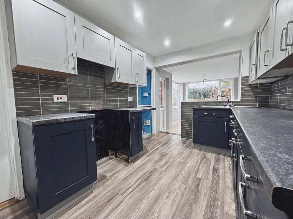 Property photo 3 of 10 Kitchen