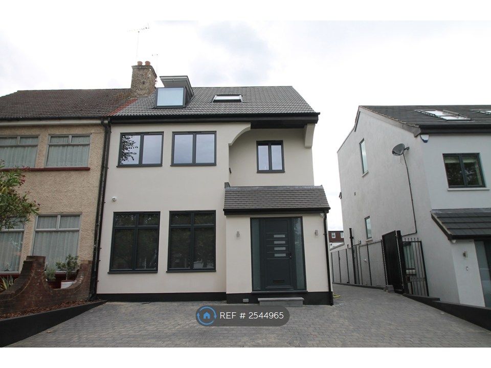 Property photo 1 of 11 Access To Flat 2 Through Electric Gates At Side.