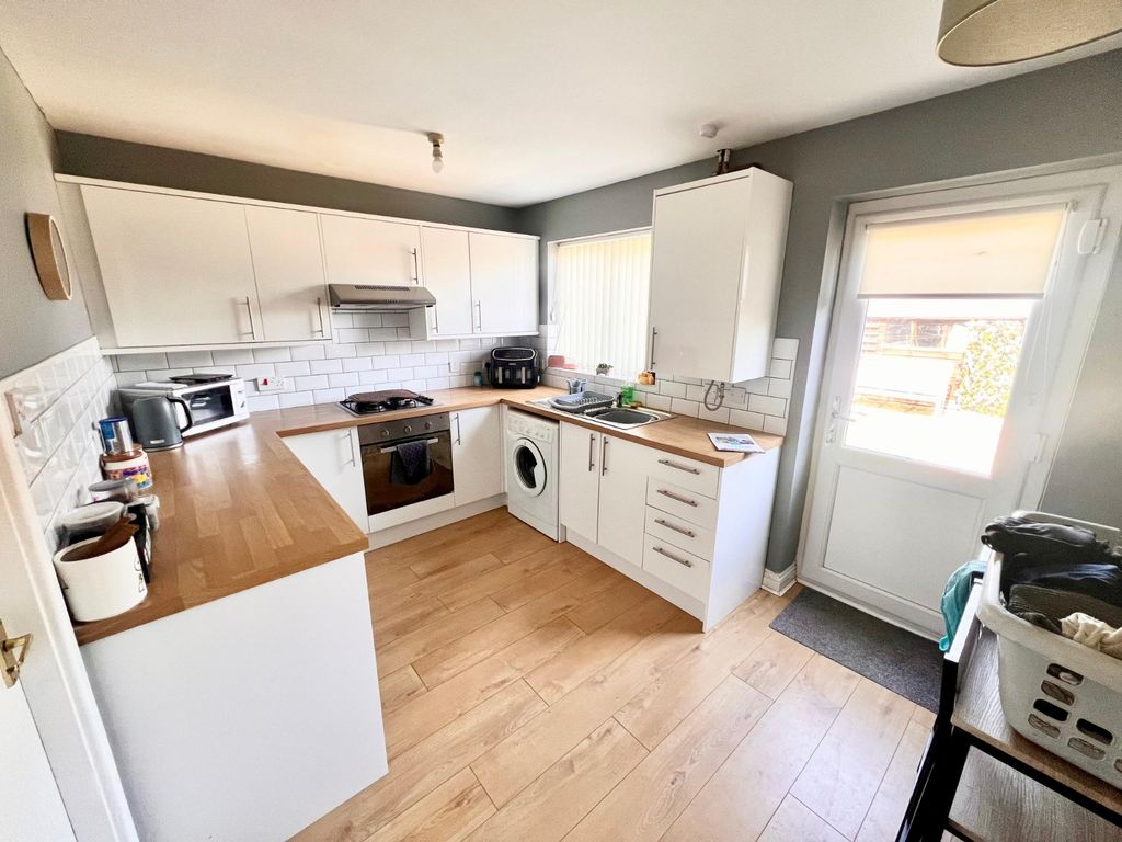 Property photo 3 of 10 Kitchen