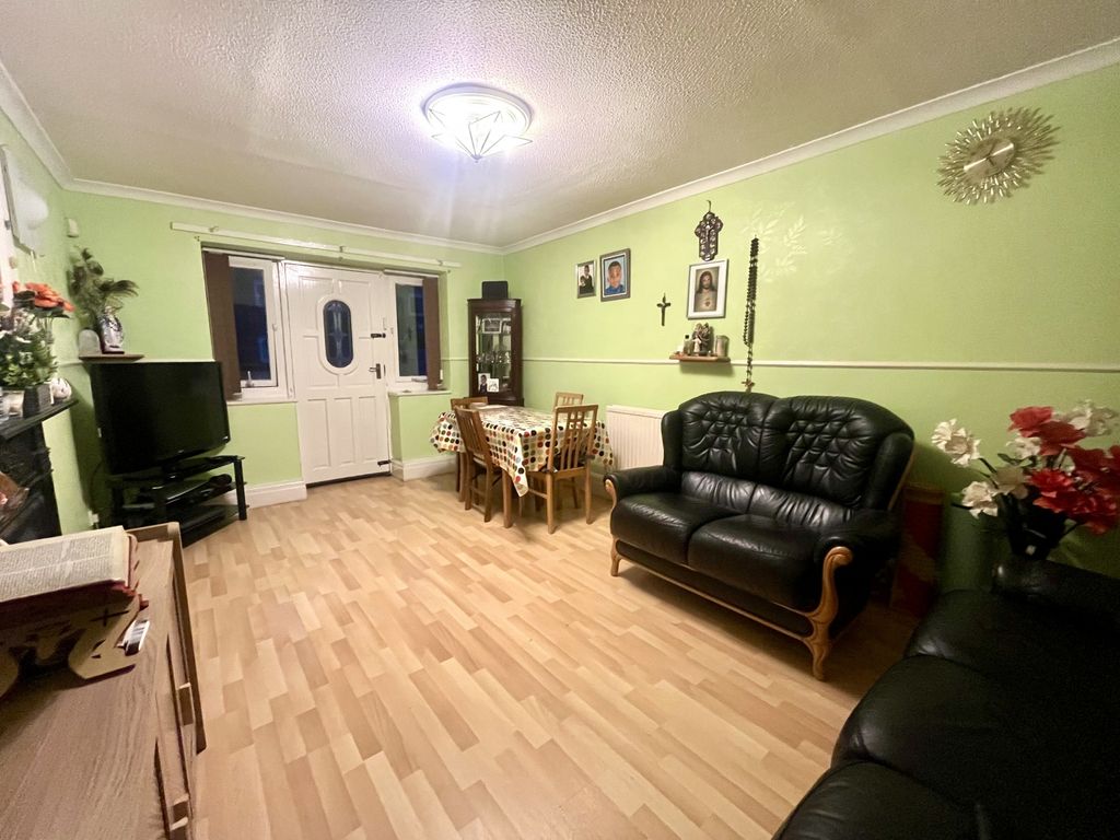 Property photo 2 of 11 Lounge