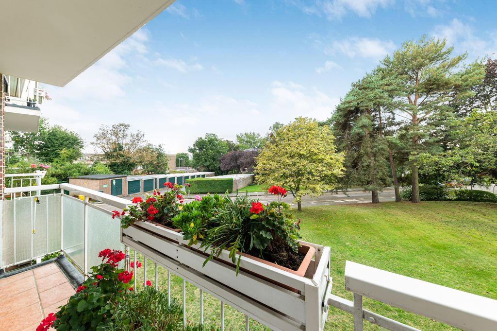 Property photo 2 of 21 Balcony (3)