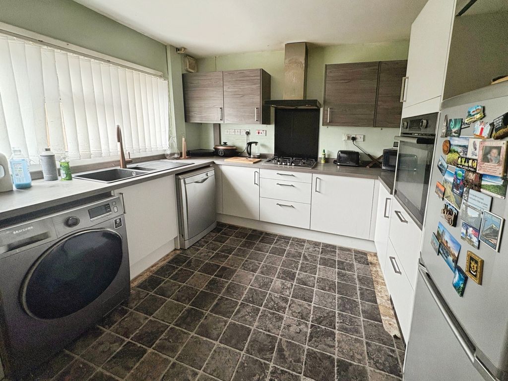 Property photo 3 of 14 Kitchen