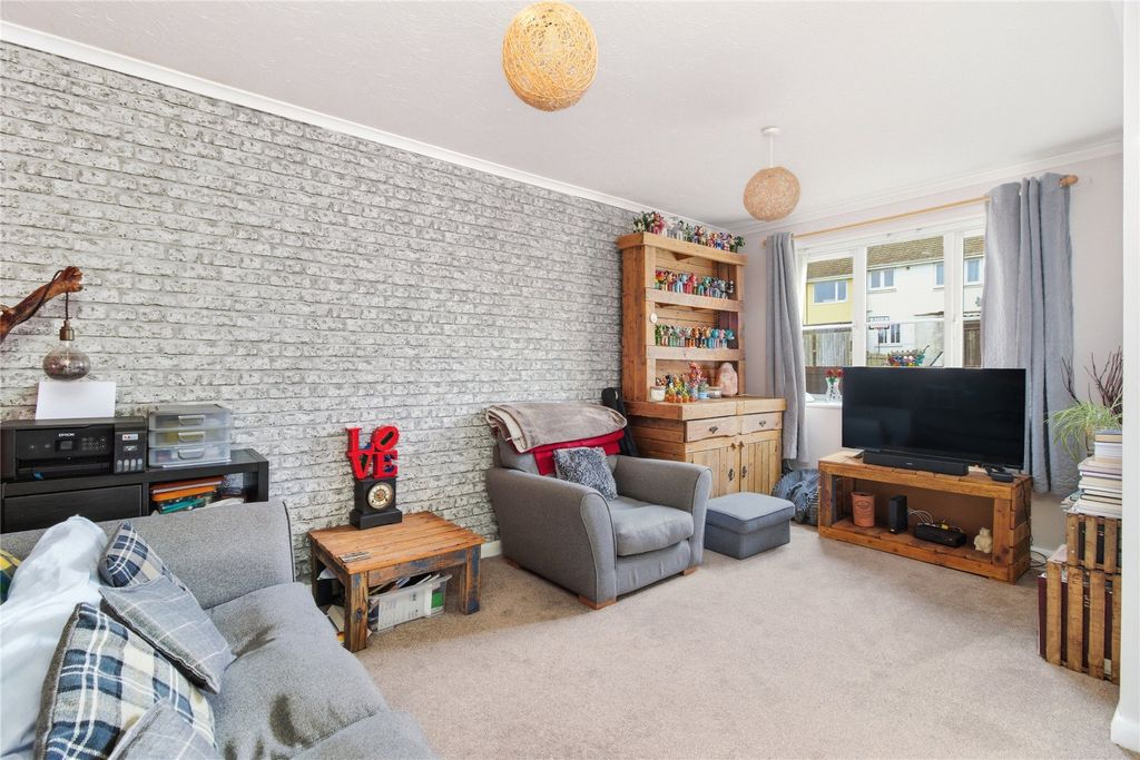 Property photo 3 of 11 Lounge