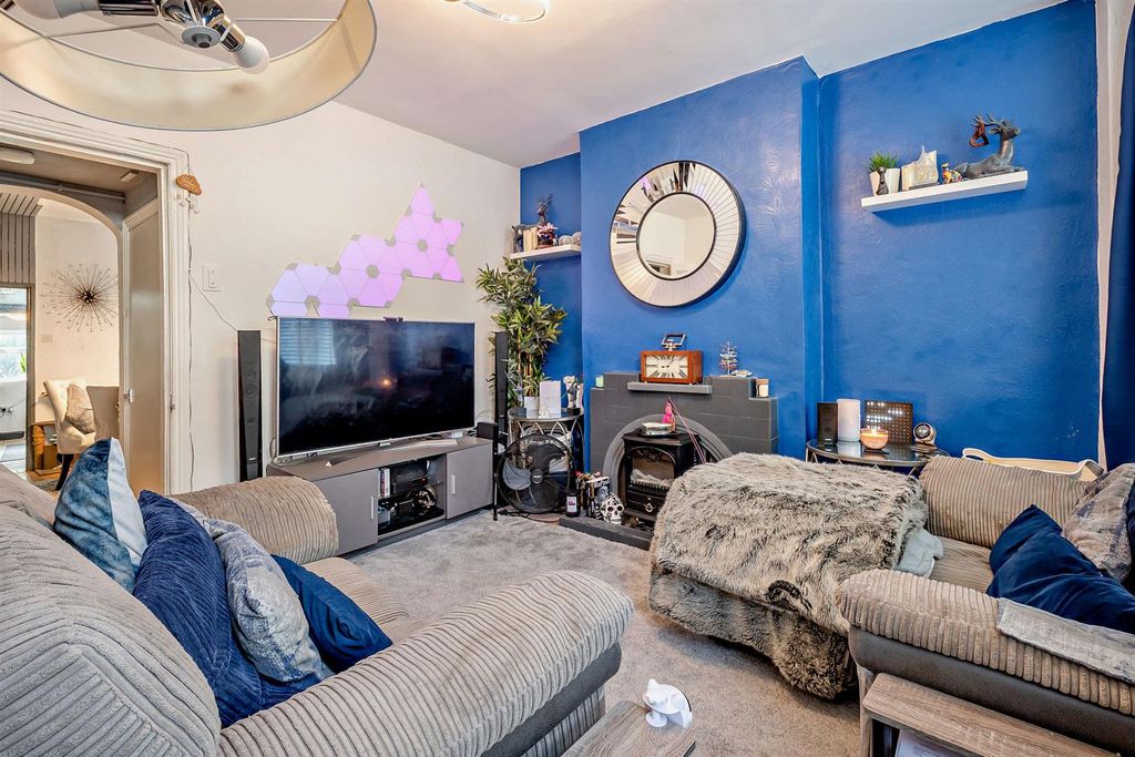 Property photo 3 of 13 8663794-Interior07-800.Jpg