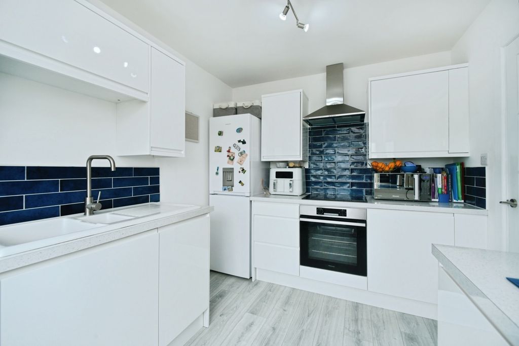 Property photo 3 of 27 Kitchen