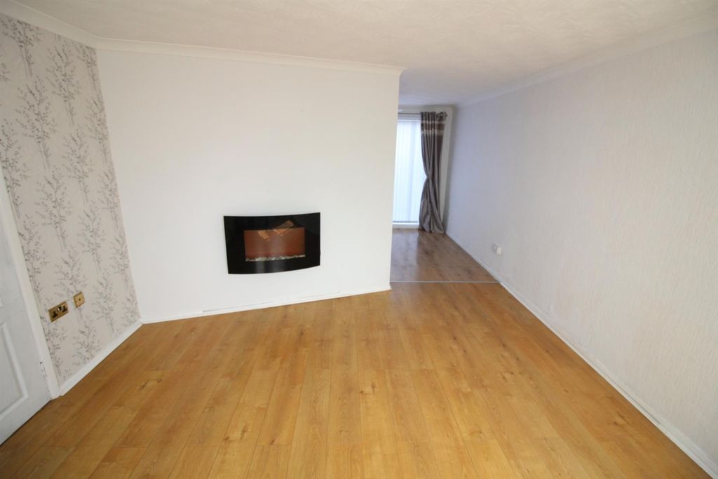 Property photo 3 of 8 Lounge 2