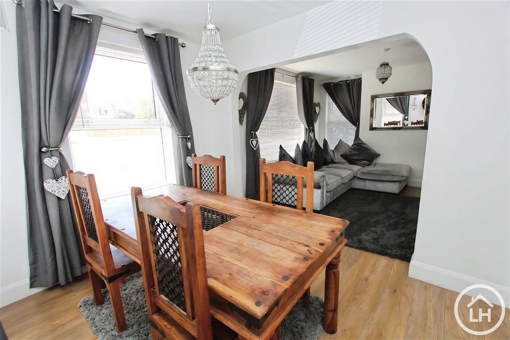 Property photo 3 of 11 Lounge / Diner