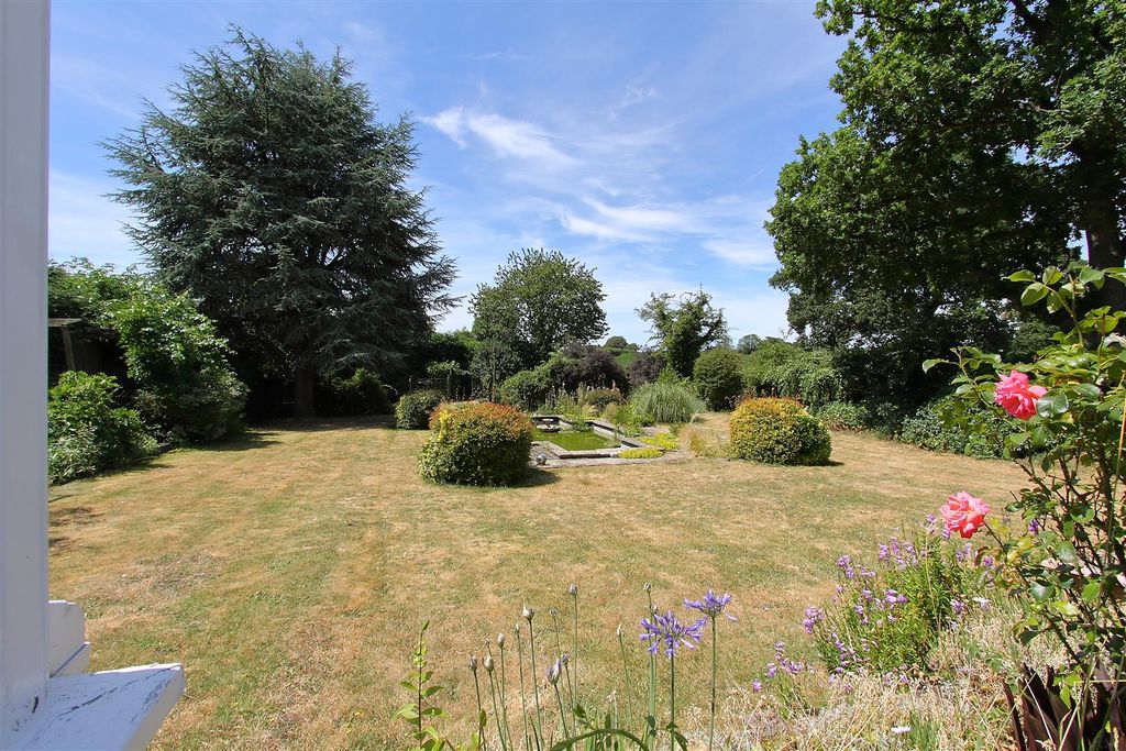 Property photo 3 of 12 Blandings Garden Ph107.Jpg