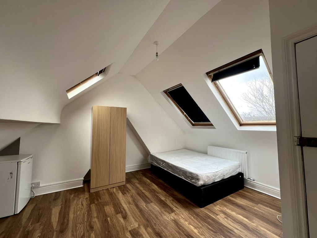 Property photo 3 of 6 Room