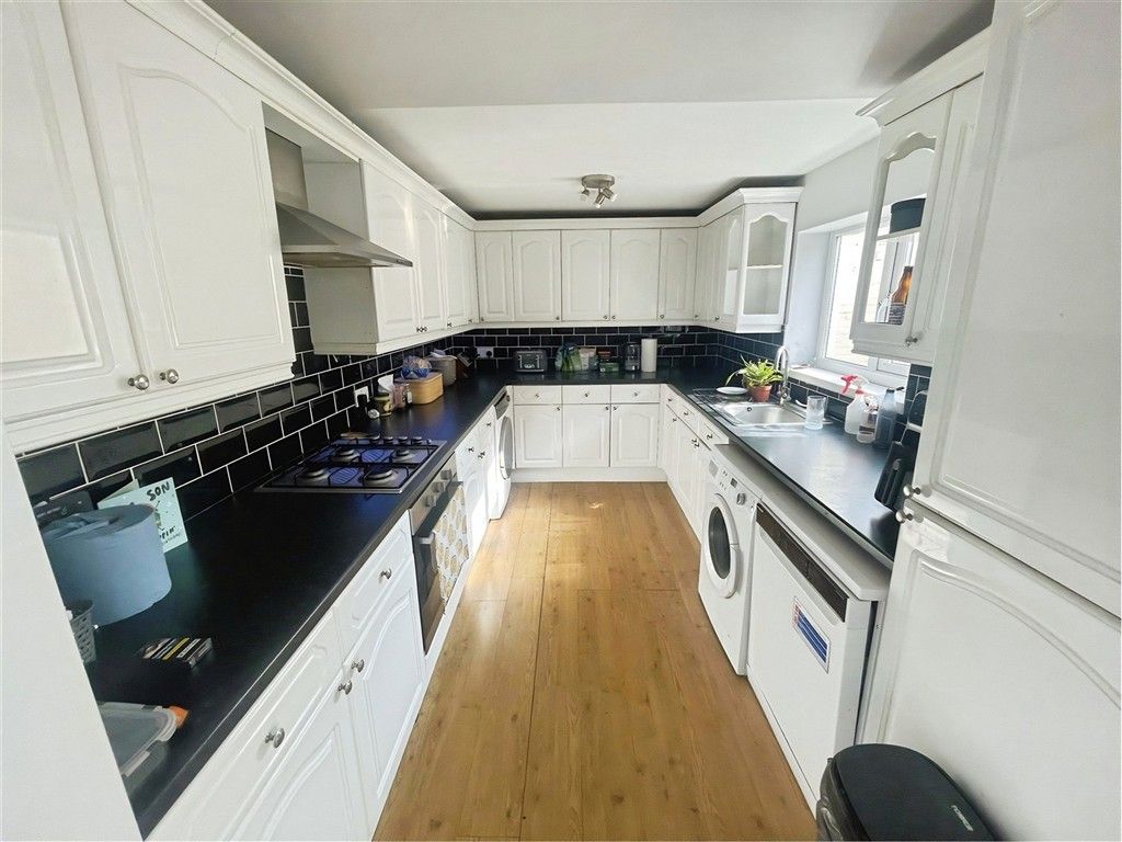 Property photo 3 of 7 Kitchen
