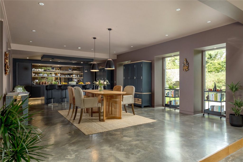 Property photo 2 of 20 Kitchen/Dining Area