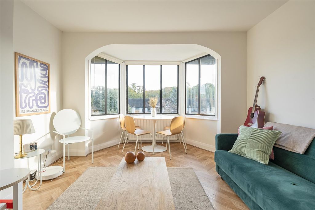 Property photo 1 of 24 Forest Court, E11