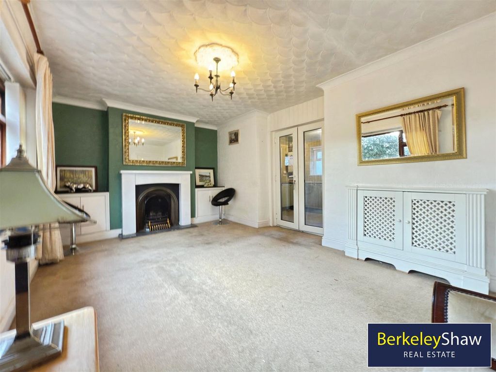 Property photo 3 of 28 Lounge