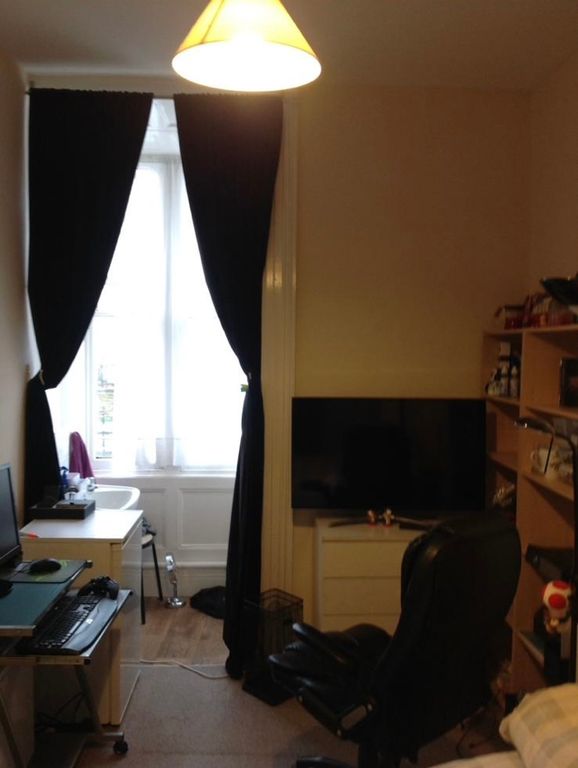 Property photo 3 of 6 A Cozy Double Bedroom Featuring A Comfortable Work...