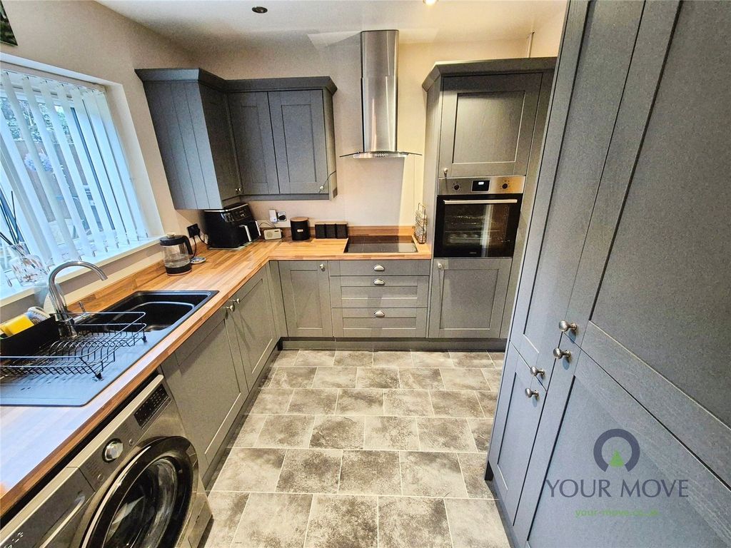 Property photo 3 of 9 Kitchen