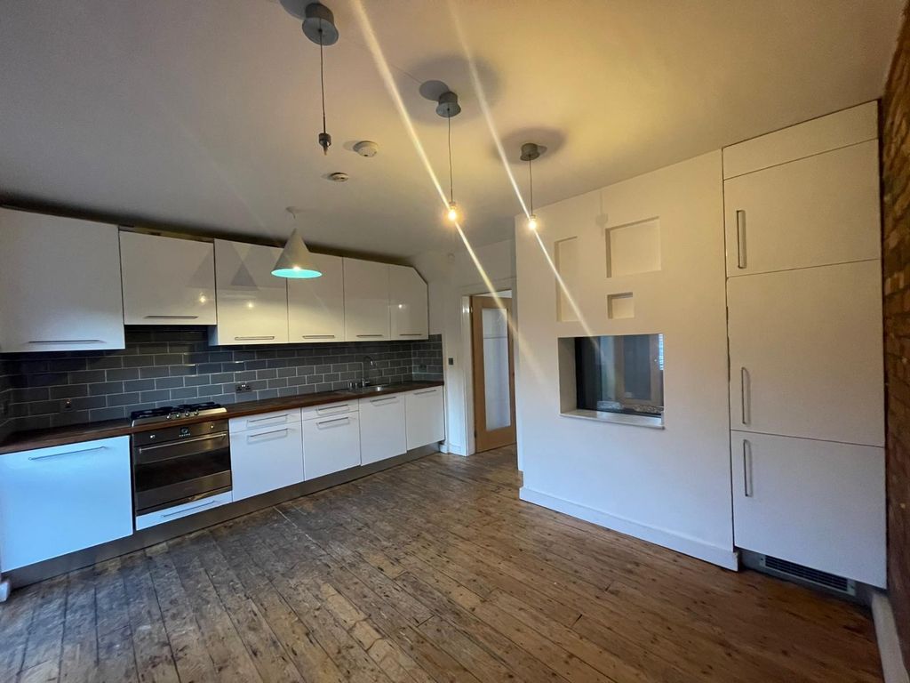 Property photo 3 of 8 Kitchen