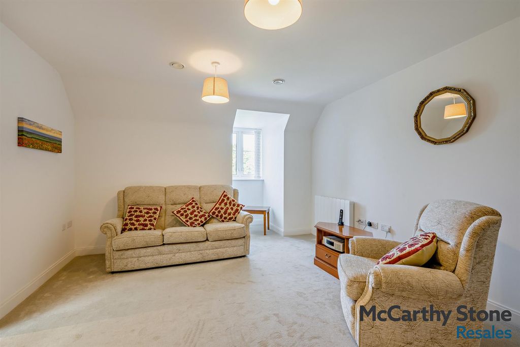 Property photo 3 of 24 8687167-Interior01-800.Jpg