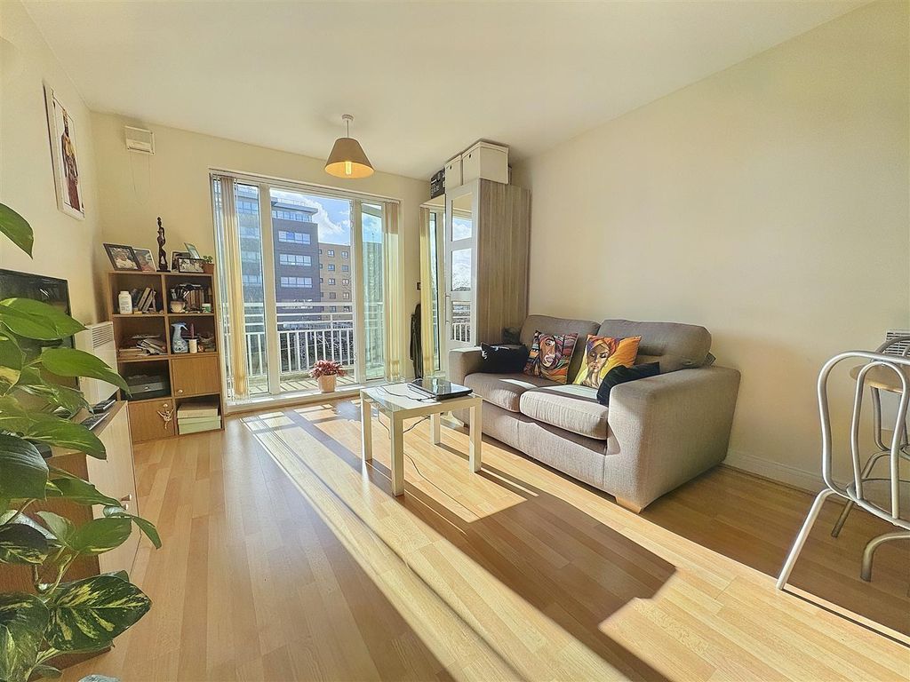 Property photo 3 of 12 Lounge