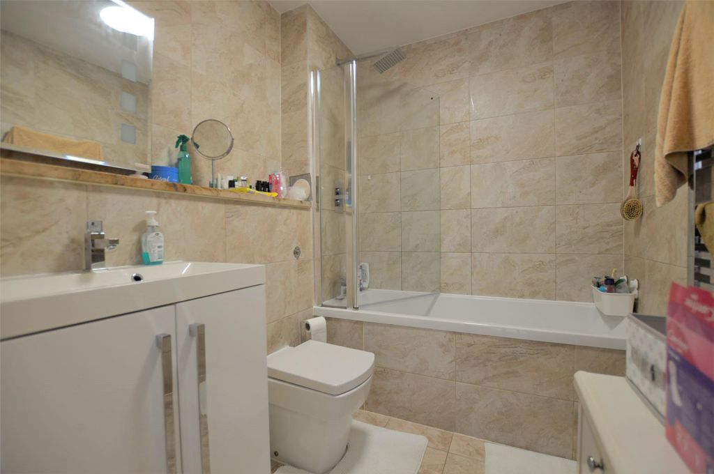 Property photo 3 of 9 Bathroom