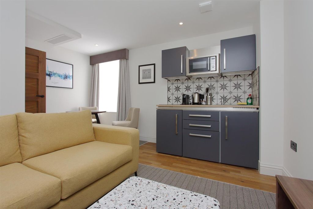 Property photo 3 of 12 White Hart Arundels Ph5.Jpg
