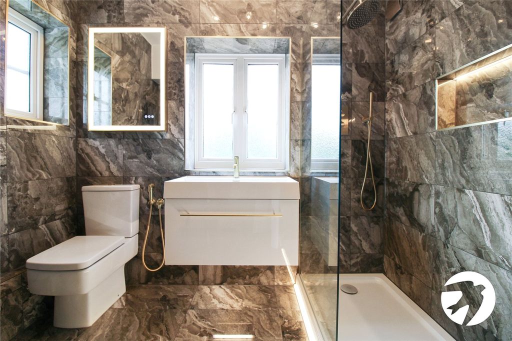 Property photo 2 of 16 Bathroom