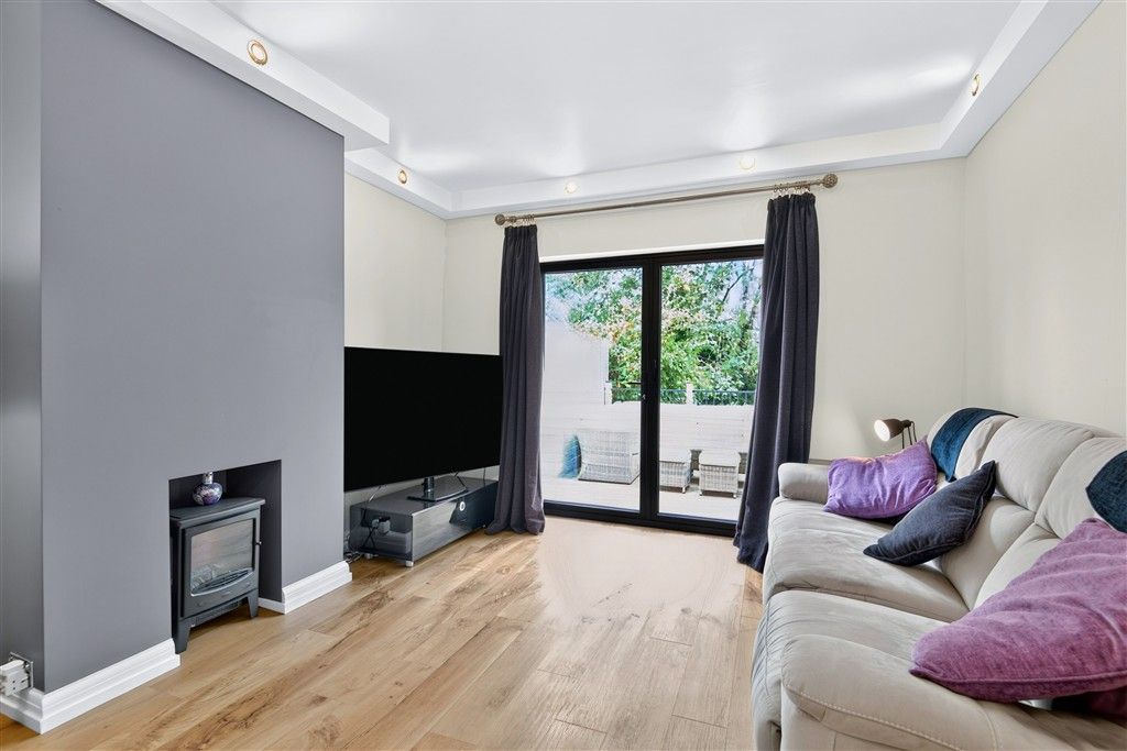 Property photo 3 of 18 Lounge