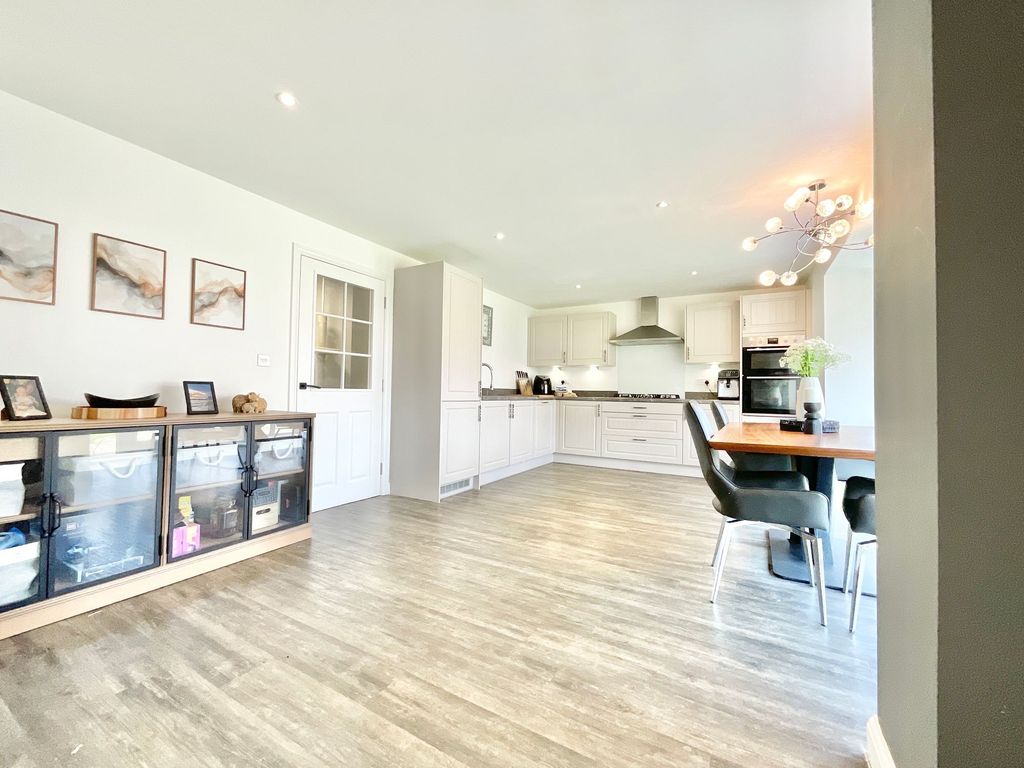 Property photo 2 of 32