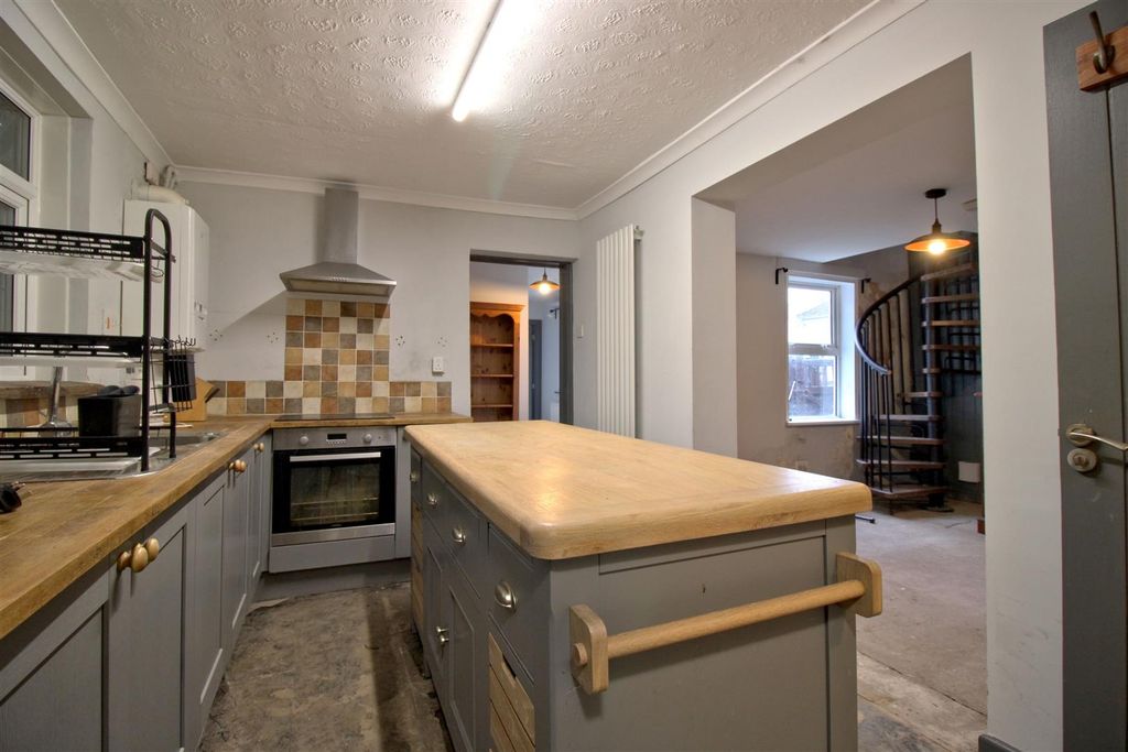 Property photo 2 of 16 Kitchen