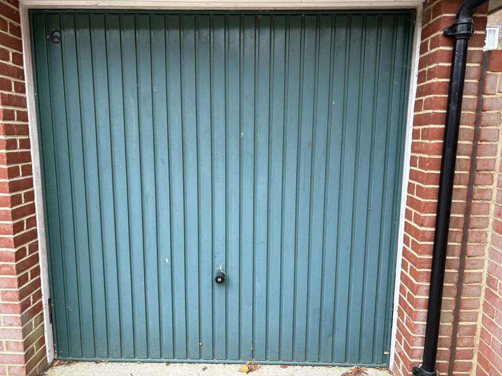 Property photo 1 of 10 Garage