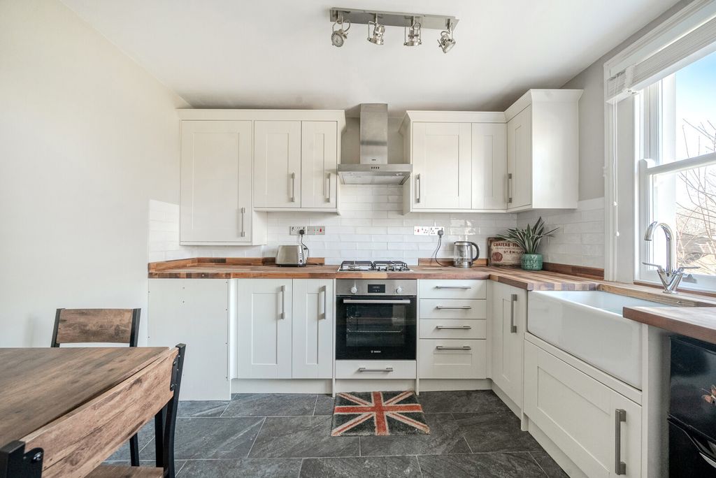 Property photo 3 of 10 Kitchen