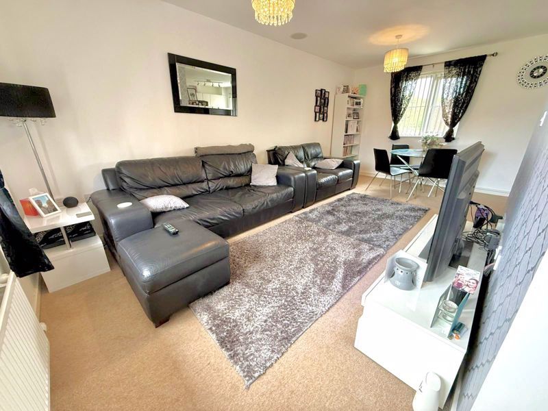 Property photo 3 of 11 Lounge