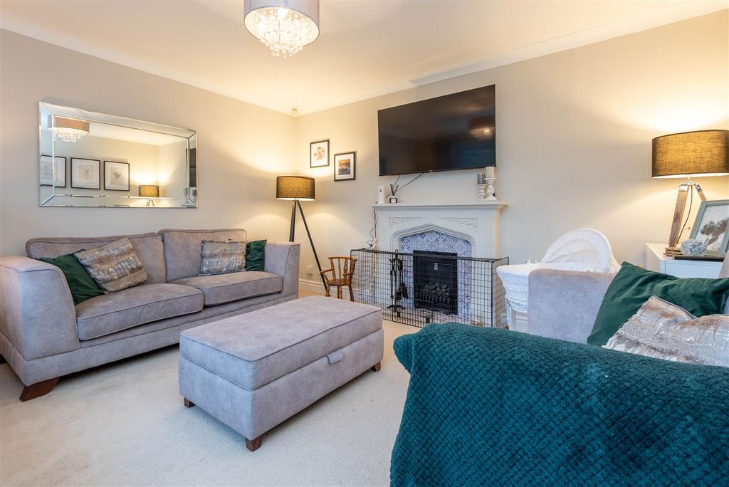 Property photo 2 of 22 Lounge