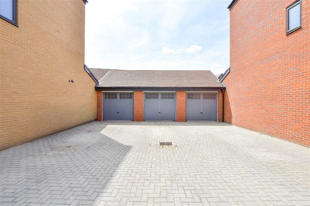 Property photo 3 of 12 Driveway/Parking