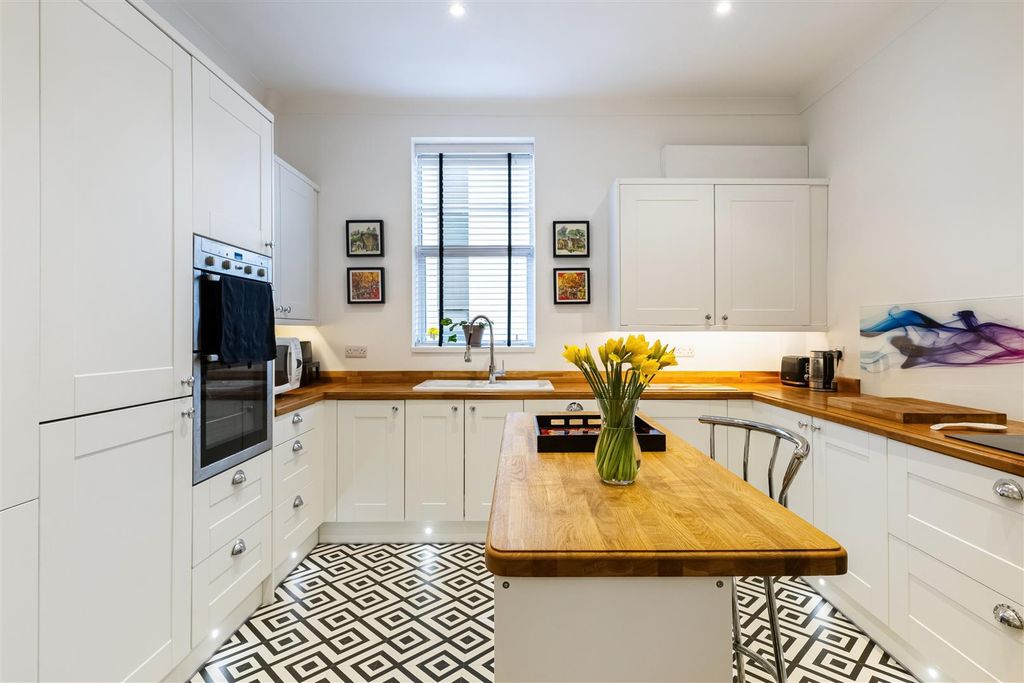 Additional image 5 of 3 bed flat for saleQueens Parade, Cheltenham GL50