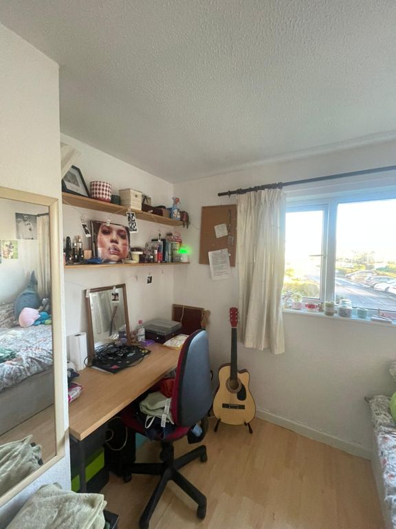 Property photo 3 of 18 A Bright And Inviting Double Bedroom With A Cozy S...