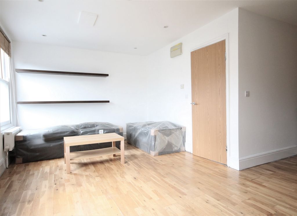 Property photo 3 of 11 Reception