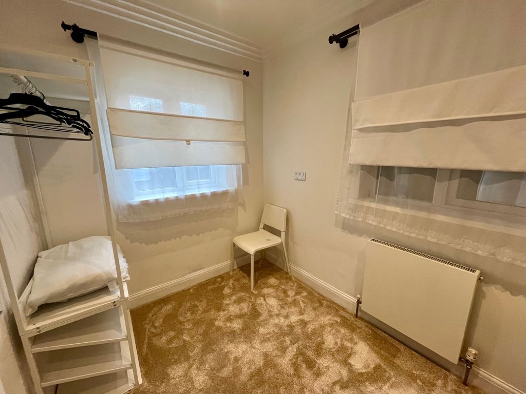 Property photo 2 of 6 ee74969B-B645-4E7B-9622-2721c93E9187